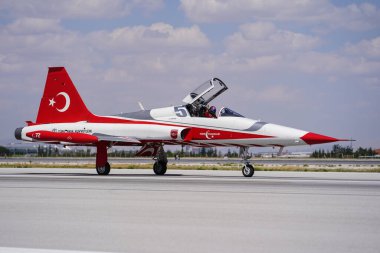 KONYA, TURKIYE - Temmuz 02, 2025: Türk Hava Kuvvetleri Kanadalı NF-5A Özgürlük Savaşçısı Türk Yıldızları Anadolu Kartal Hava Kuvvetleri Tatbikatı sırasında Konya Havalimanı 'nda sergilendi