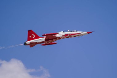 KONYA, TURKIYE - Temmuz 02, 2025: Türk Hava Kuvvetleri Kanadalı NF-5A Özgürlük Savaşçısı Türk Yıldızları Anadolu Kartal Hava Kuvvetleri Tatbikatı sırasında Konya Havalimanı 'nda sergilendi