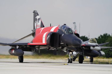 KONYA, TURKIYE - Temmuz 02, 2025: Türk Hava Kuvvetleri McDonnell Douglas F-4E Terminator 2020 (5020) Anadolu Kartal Hava Kuvvetleri Tatbikatı sırasında Konya Havalimanı 'nda sergilendi