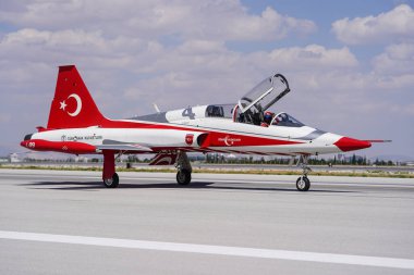 KONYA, TURKIYE - Temmuz 02, 2025: Türk Hava Kuvvetleri Kanadalı NF-5A Özgürlük Savaşçısı Türk Yıldızları Anadolu Kartal Hava Kuvvetleri Tatbikatı sırasında Konya Havalimanı 'nda sergilendi
