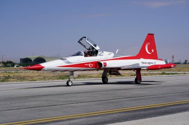 KONYA, TURKIYE - Temmuz 02, 2025: Türk Hava Kuvvetleri Kanadalı NF-5A Özgürlük Savaşçısı Türk Yıldızları Anadolu Kartal Hava Kuvvetleri Tatbikatı sırasında Konya Havalimanı 'nda sergilendi