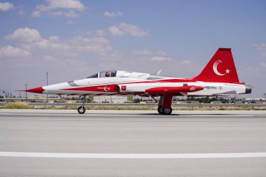 KONYA, TURKIYE - Temmuz 02, 2025: Türk Hava Kuvvetleri Kanadalı NF-5A Özgürlük Savaşçısı Türk Yıldızları Anadolu Kartal Hava Kuvvetleri Tatbikatı sırasında Konya Havalimanı 'nda sergilendi