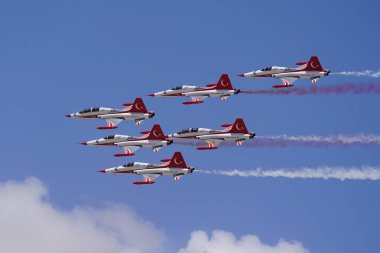 KONYA, TURKIYE - Temmuz 02, 2025: Türk Hava Kuvvetleri Kanadalı NF-5A Özgürlük Savaşçısı Türk Yıldızları Anadolu Kartal Hava Kuvvetleri Tatbikatı sırasında Konya Havalimanı 'nda sergilendi