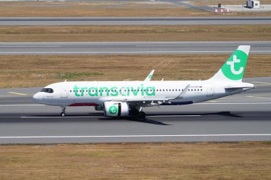 ISTANBUL, TURKIYE - 12 Temmuz 2025: Transavia Airlines Airbus A320-252N (12548) İstanbul Uluslararası Havaalanına indi