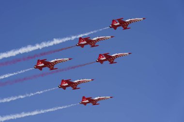 KONYA, TURKIYE - Temmuz 02, 2025: Türk Hava Kuvvetleri Kanadalı NF-5A Özgürlük Savaşçısı Türk Yıldızları Anadolu Kartal Hava Kuvvetleri Tatbikatı sırasında Konya Havalimanı 'nda sergilendi