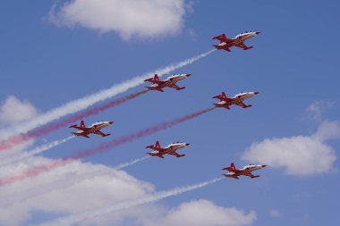 KONYA, TURKIYE - Temmuz 02, 2025: Türk Hava Kuvvetleri Kanadalı NF-5A Özgürlük Savaşçısı Türk Yıldızları Anadolu Kartal Hava Kuvvetleri Tatbikatı sırasında Konya Havalimanı 'nda sergilendi