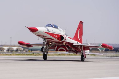 KONYA, TURKIYE - Temmuz 02, 2025: Türk Hava Kuvvetleri Kanadalı NF-5A Özgürlük Savaşçısı Türk Yıldızları Anadolu Kartal Hava Kuvvetleri Tatbikatı sırasında Konya Havalimanı 'nda sergilendi