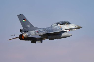 KONYA, TURKIYE - JULY 02, 2025: Ürdün Hava Kuvvetleri General Dynamics F-16BM Fighting Falcon (6E-12) Anadolu Kartal Hava Kuvvetleri Tatbikatı sırasında Konya Havalimanı 'ndan havalanır