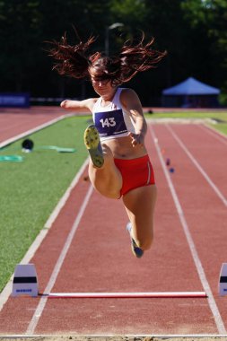 İSTANBUL, TURKIYE - 26 Temmuz 2025: İstanbul 'da düzenlenen Avrupa Para Gençlik Oyunları sırasında uzun atlayan tanımlanamayan sporcu