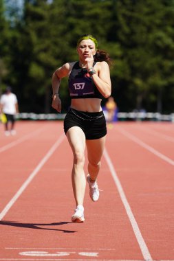 ISTANBUL, TURKIYE - 27 Temmuz 2025: İstanbul 'da Avrupa Para Gençlik Oyunları sırasında koşan tanımlanamayan sporcu