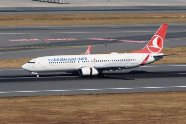 ISTANBUL, TURKIYE - 12 Temmuz 2025: Türk Havayolları Boeing 737-8F2 (40990) İstanbul Uluslararası Havaalanına indi