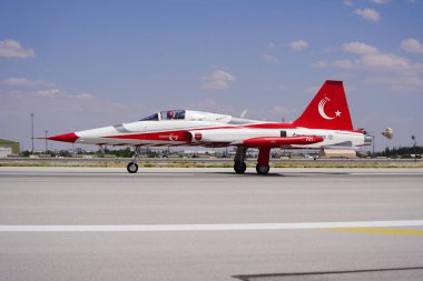 KONYA, TURKIYE - Temmuz 02, 2025: Türk Hava Kuvvetleri Kanadalı NF-5A Özgürlük Savaşçısı Türk Yıldızları Anadolu Kartal Hava Kuvvetleri Tatbikatı sırasında Konya Havalimanı 'nda sergilendi