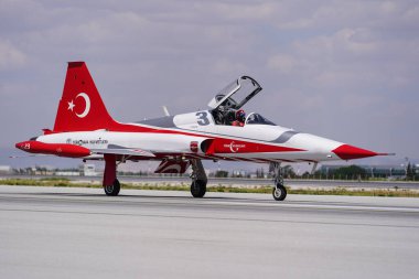 KONYA, TURKIYE - Temmuz 02, 2025: Türk Hava Kuvvetleri Kanadalı NF-5A Özgürlük Savaşçısı Türk Yıldızları Anadolu Kartal Hava Kuvvetleri Tatbikatı sırasında Konya Havalimanı 'nda sergilendi