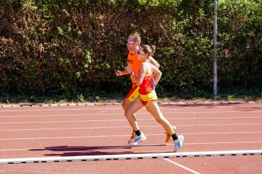 İSTANBUL, TURKIYE - 26 Temmuz 2025: İstanbul 'da Avrupa Para Gençlik Oyunları sırasında koşan tanımlanamayan sporcu