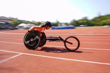 ISTANBUL, TURKIYE - 27 Temmuz 2025: İstanbul 'da Avrupa Para Gençlik Oyunları sırasında koşan tanımlanamayan sporcu