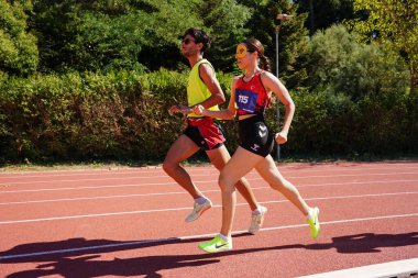İSTANBUL, TURKIYE - 26 Temmuz 2025: İstanbul 'da Avrupa Para Gençlik Oyunları sırasında koşan tanımlanamayan sporcu