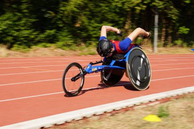 ISTANBUL, TURKIYE - 27 Temmuz 2025: İstanbul 'da Avrupa Para Gençlik Oyunları sırasında koşan tanımlanamayan sporcu