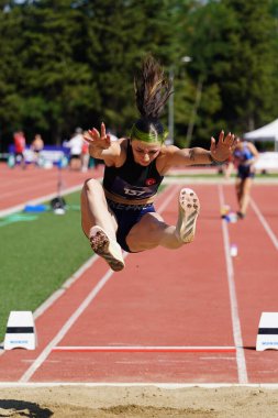 İSTANBUL, TURKIYE - 26 Temmuz 2025: İstanbul 'da düzenlenen Avrupa Para Gençlik Oyunları sırasında uzun atlayan tanımlanamayan sporcu
