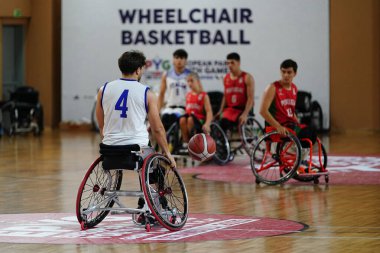 İSTANBUL, TURKIYE - 26 Temmuz 2025: İstanbul 'da oynanan Avrupa Para Gençlik Oyunları sırasında tekerlekli sandalye basketbolu