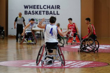 İSTANBUL, TURKIYE - 26 Temmuz 2025: İstanbul 'da oynanan Avrupa Para Gençlik Oyunları sırasında tekerlekli sandalye basketbolu