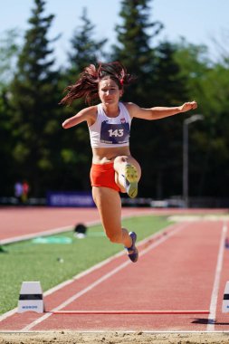 İSTANBUL, TURKIYE - 26 Temmuz 2025: İstanbul 'da düzenlenen Avrupa Para Gençlik Oyunları sırasında uzun atlayan tanımlanamayan sporcu
