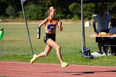 İSTANBUL, TURKIYE - 26 Temmuz 2025: İstanbul 'da Avrupa Para Gençlik Oyunları sırasında koşan tanımlanamayan sporcu