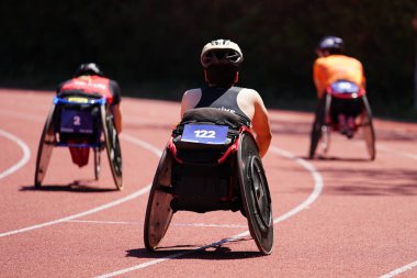 İSTANBUL, TURKIYE - 26 Temmuz 2025: İstanbul 'da Avrupa Para Gençlik Oyunları sırasında koşan tanımlanamayan sporcu