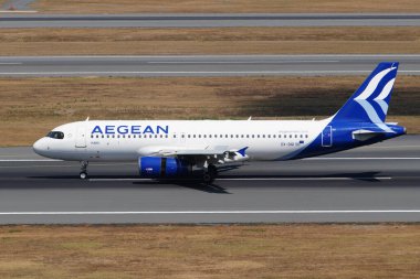 ISTANBUL, TURKIYE - 12 Temmuz 2025: Ege Havayolları Airbus A320-232 (3162) İstanbul Uluslararası Havaalanına indi