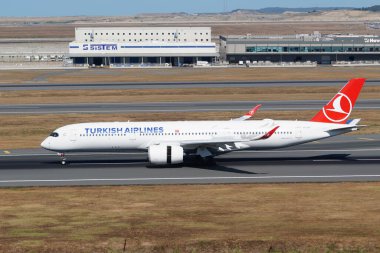 ISTANBUL, TURKIYE - 12 Temmuz 2025: Türk Havayolları Airbus A350-941 (457) İstanbul Uluslararası Havaalanına indi
