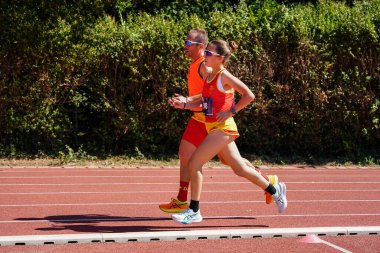 İSTANBUL, TURKIYE - 26 Temmuz 2025: İstanbul 'da Avrupa Para Gençlik Oyunları sırasında koşan tanımlanamayan sporcu