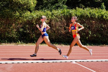 İSTANBUL, TURKIYE - 26 Temmuz 2025: İstanbul 'da Avrupa Para Gençlik Oyunları sırasında koşan tanımlanamayan sporcu