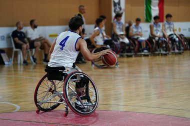 İSTANBUL, TURKIYE - 26 Temmuz 2025: İstanbul 'da oynanan Avrupa Para Gençlik Oyunları sırasında tekerlekli sandalye basketbolu