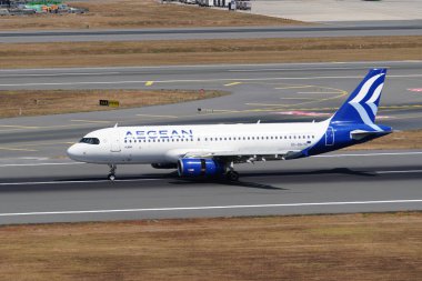 ISTANBUL, TURKIYE - 12 Temmuz 2025: Ege Havayolları Airbus A320-232 (3162) İstanbul Uluslararası Havaalanına indi