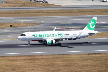 ISTANBUL, TURKIYE - 12 Temmuz 2025: Transavia Airlines Airbus A320-252N (12548) İstanbul Uluslararası Havaalanına indi