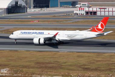 ISTANBUL, TURKIYE - 19 Temmuz 2025: Türk Havayolları Airbus A350-941 (618) İstanbul Uluslararası Havaalanına indi