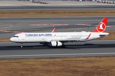 ISTANBUL, TURKIYE - 19 Temmuz 2025: Türk Havayolları Airbus A321-231 (6657) İstanbul Uluslararası Havaalanına indi