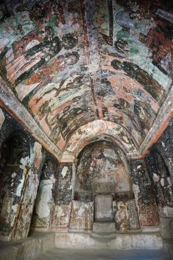 KAYSERI, TURKIYE - 09 Ağustos 2025: Soganli Vadisi 'ndeki Kabatas Kilisesi' nde Freskolar
