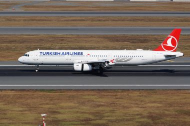 ISTANBUL, TURKIYE - 19 Temmuz 2025: Türk Havayolları Airbus A321-231 (618) İstanbul Uluslararası Havaalanına indi