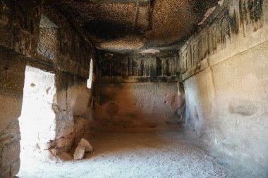 NEVSEHIR, TURKIYE - 08 Ağustos 2025: Gulsehir Açık Saray Arkeoloji Alanı 'nda oyulmuş Kilise