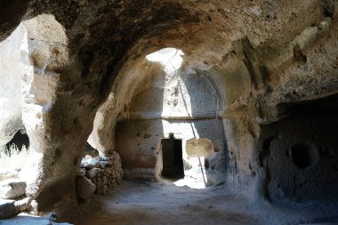 KAYSERI, TURKIYE - 09 Ağustos 2025: Soganli Vadisi Kabatas Kilisesi 'nde oyulmuş Oda