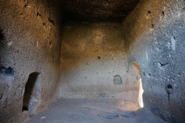 KAYSERI, TURKIYE - 09 Ağustos 2025: Soganli Vadisi Kabatas Kilisesi 'nde oyulmuş Oda