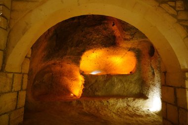 NEVSEHIR, TURKIYE - 10 Ağustos 2025 Nevsehir Kalesi 'nin altındaki yeraltı şehri