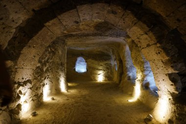 NEVSEHIR, TURKIYE - 10 Ağustos 2025 Nevsehir Kalesi 'nin altındaki yeraltı şehri