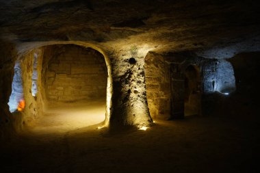 NEVSEHIR, TURKIYE - 10 Ağustos 2025 Nevsehir Kalesi 'nin altındaki yeraltı şehri