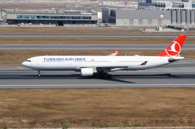 ISTANBUL, TURKIYE - 19 Temmuz 2025: Türk Havayolları Airbus A330-303 (1696) İstanbul Uluslararası Havalimanı 'ndan kalkış
