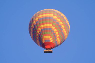 Nevsehir, Türkiye 'deki Kapadokya Vadisi üzerinde Sıcak Hava Balonu