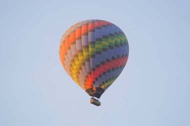 Nevsehir, Türkiye 'deki Kapadokya Vadisi üzerinde Sıcak Hava Balonu