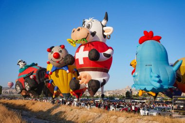 NEVSEHIR, TURKIYE - 10 Ağustos 2025: Nevsehir, Türkiye 'deki Kapadokya Balon Festivali sırasında Sıcak Hava Balonları