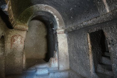 KAYSERI, TURKIYE - 09 Ağustos 2025: Soganli Vadisi Kabatas Kilisesi 'nde oyulmuş Oda