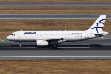 ISTANBUL, TURKIYE - 19 Temmuz 2025: Ege Havayolları Airbus A320-232 (3033) İstanbul Uluslararası Havaalanına indi